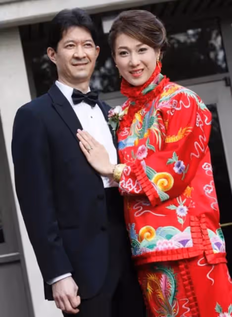 鍾嘉欣罕撒糖,曬與大13歲老公貼臉合影,男方一臉慈祥年齡差明顯