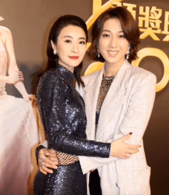鍾嘉欣罕撒糖,曬與大13歲老公貼臉合影,男方一臉慈祥年齡差明顯