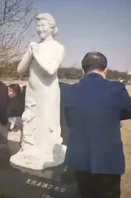 74歲何慶魁墓地祭奠高秀敏!神情哀傷模樣蒼老,細節被贊有情有意