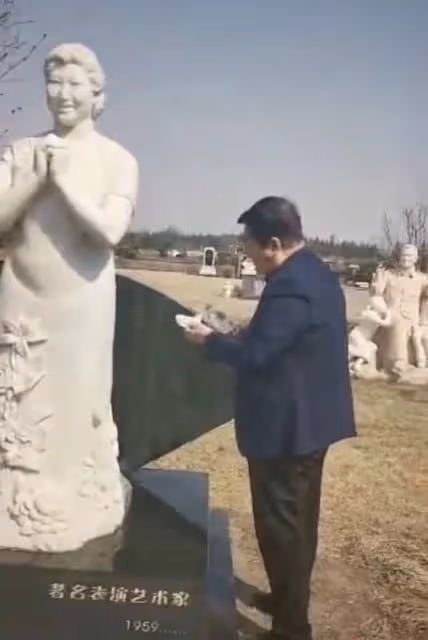 74歲何慶魁墓地祭奠高秀敏!神情哀傷模樣蒼老,細節被贊有情有意