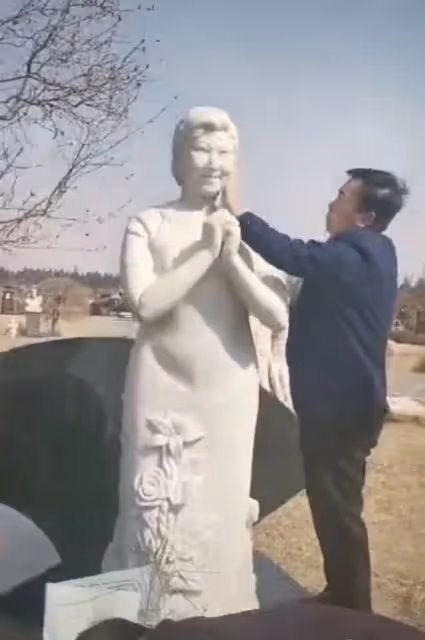 74歲何慶魁墓地祭奠高秀敏!神情哀傷模樣蒼老,細節被贊有情有意