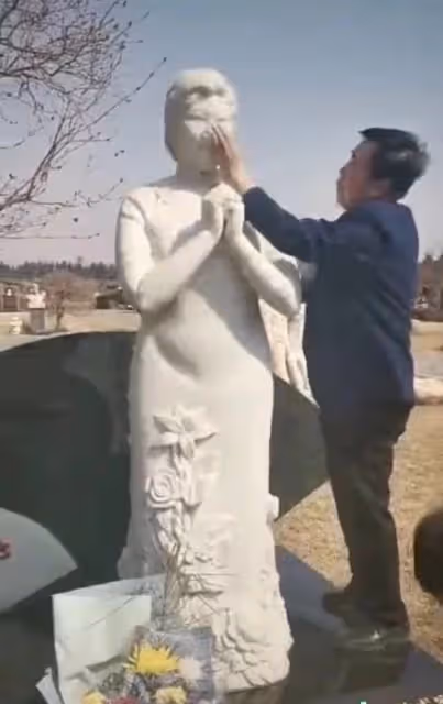 74歲何慶魁墓地祭奠高秀敏!神情哀傷模樣蒼老,細節被贊有情有意