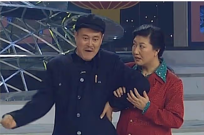 74歲何慶魁墓地祭奠高秀敏！神情哀傷模樣蒼老，細節被贊有情有意