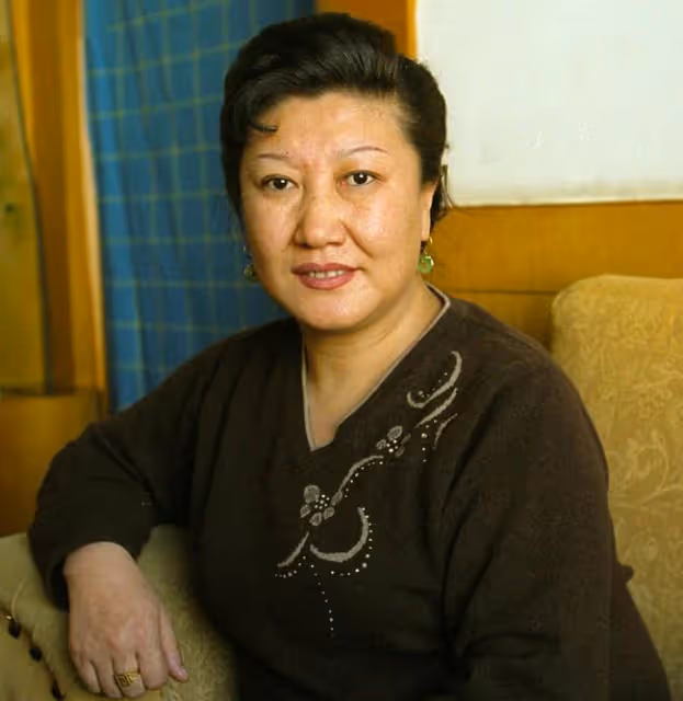 74歲何慶魁墓地祭奠高秀敏！神情哀傷模樣蒼老，細節被贊有情有意