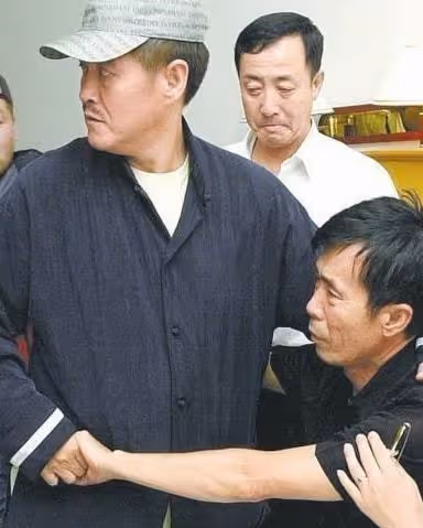 74歲何慶魁墓地祭奠高秀敏！神情哀傷模樣蒼老，細節被贊有情有意