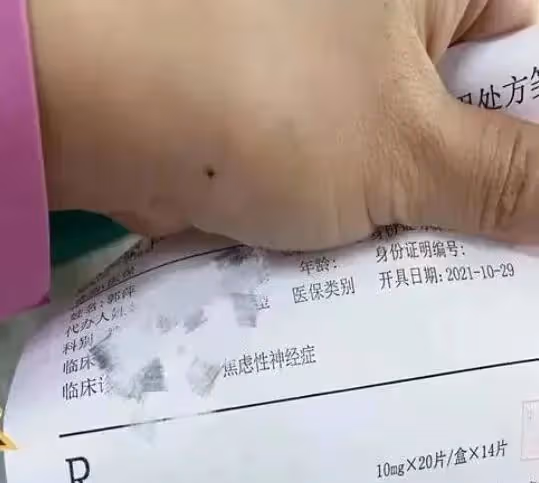 女主播慘遭「騙財騙色」,網友卻說:穿成這樣,活該!