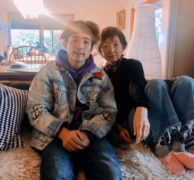 林子祥兒子曬照為生母慶生,爸媽離婚後同框不尷尬,摟肩表現親密