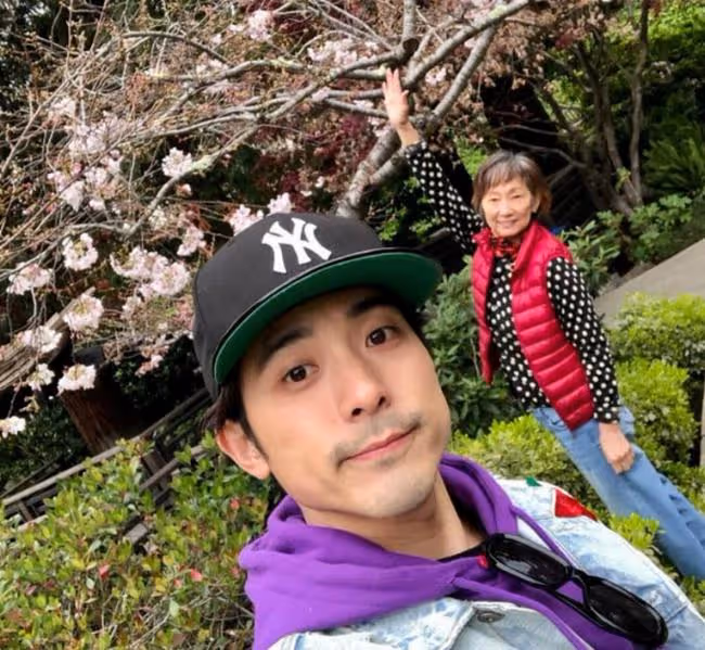 林子祥兒子曬照為生母慶生,爸媽離婚後同框不尷尬,摟肩表現親密