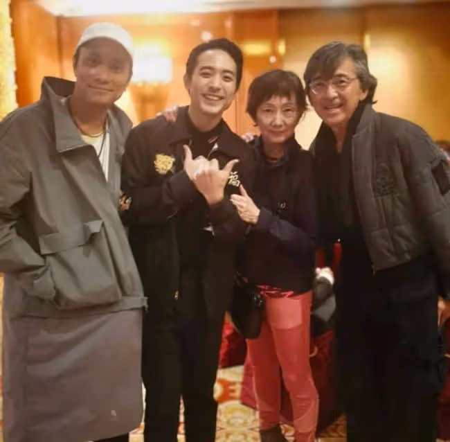 林子祥兒子曬照為生母慶生,爸媽離婚後同框不尷尬,摟肩表現親密