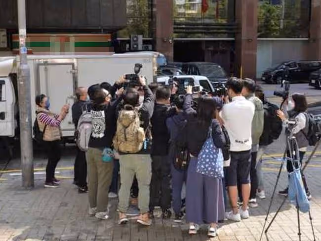 梅艷芳哥哥近況,嫌99歲老母每月給他2萬太少,靠小30歲女友資助
