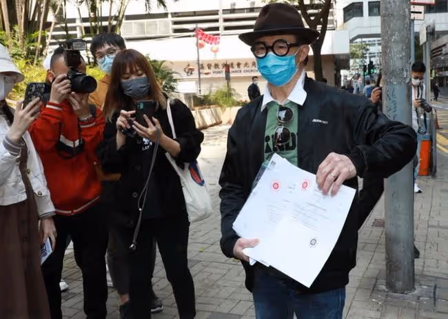 梅艷芳哥哥近況,嫌99歲老母每月給他2萬太少,靠小30歲女友資助