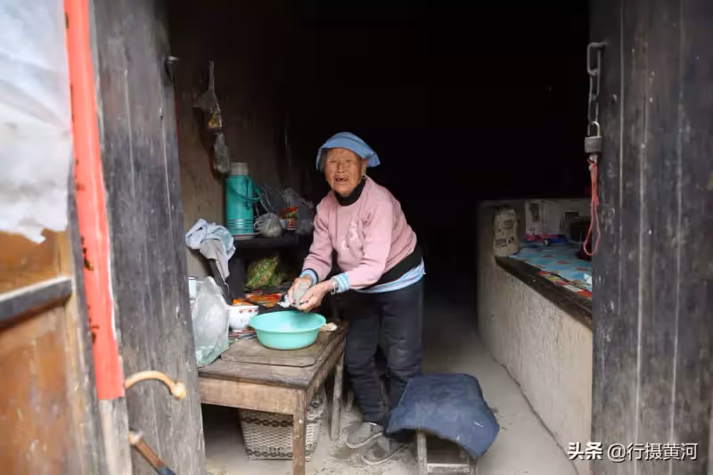 養子接我一起過年!飯桌上孫子「嫌飯菜不好吃」摔了飯碗 我卻感動得「拿出30萬積蓄」送給他們