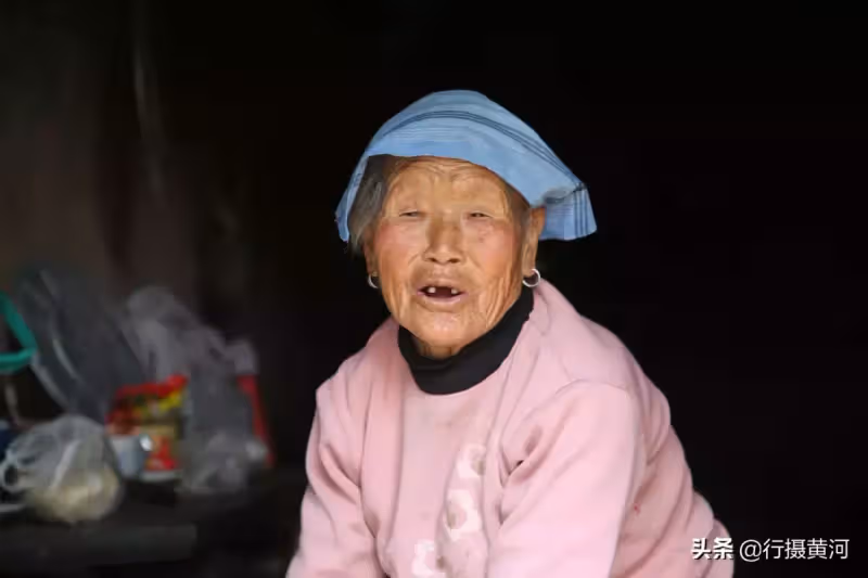 養子接我一起過年!飯桌上孫子「嫌飯菜不好吃」摔了飯碗 我卻感動得「拿出30萬積蓄」送給他們