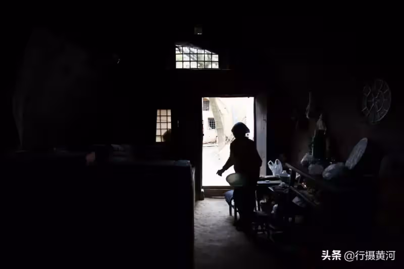 養子接我一起過年!飯桌上孫子「嫌飯菜不好吃」摔了飯碗 我卻感動得「拿出30萬積蓄」送給他們