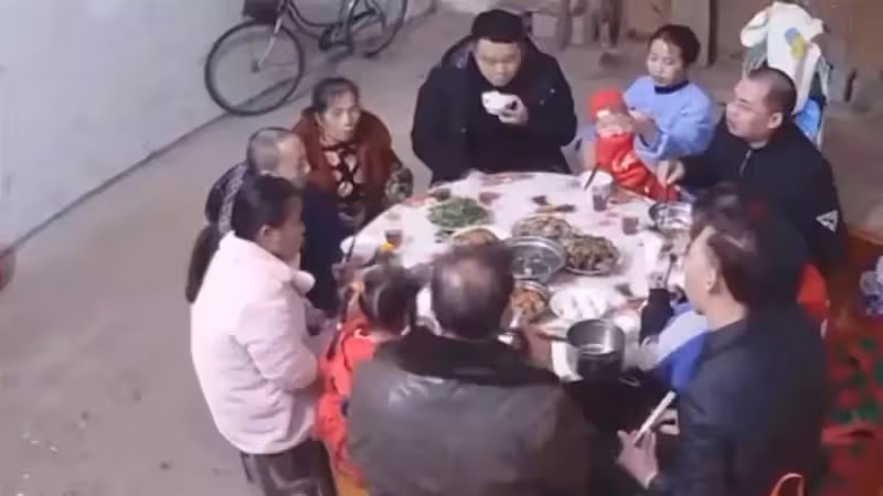 回家鄉團圓!她調監視發現「全家團聚→剩媽媽一人吃飯」 最後畫面讓她淚崩:無可奈何