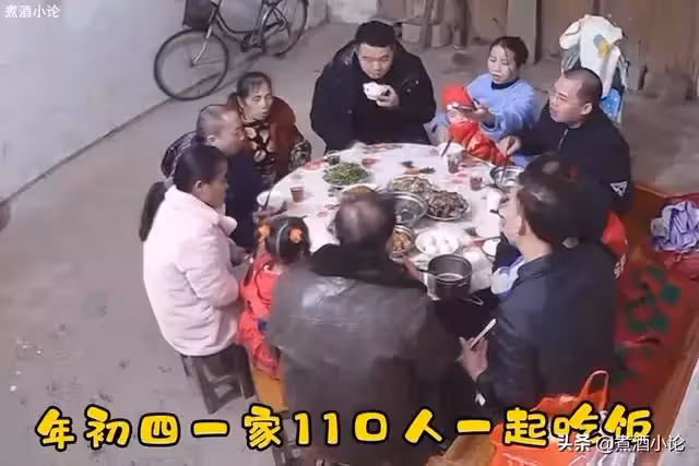 回家鄉團圓!她調監視發現「全家團聚→剩媽媽一人吃飯」 最後畫面讓她淚崩:無可奈何
