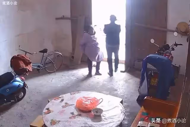 回家鄉團圓!她調監視發現「全家團聚→剩媽媽一人吃飯」 最後畫面讓她淚崩:無可奈何