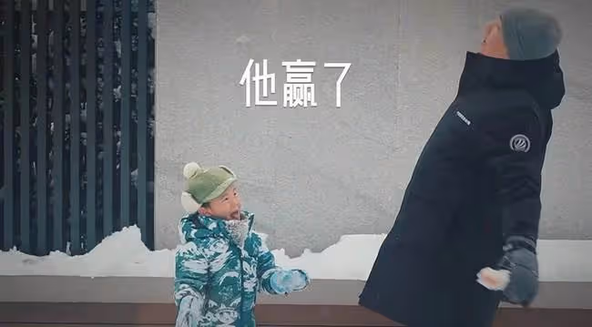 孫莉一家豪宅後院堆雪人,與黃磊獨子正面首曝光,虎頭虎腦有星相