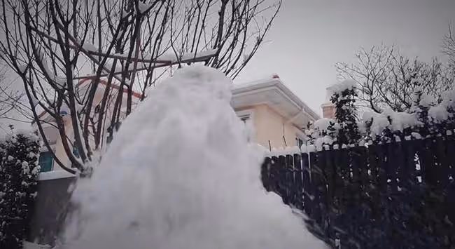 孫莉一家豪宅後院堆雪人,與黃磊獨子正面首曝光,虎頭虎腦有星相
