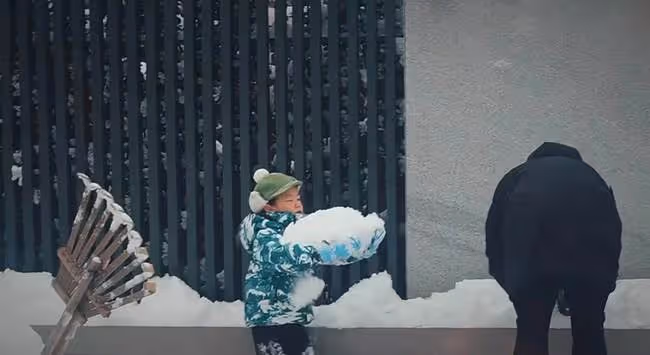 孫莉一家豪宅後院堆雪人,與黃磊獨子正面首曝光,虎頭虎腦有星相