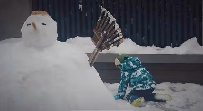 孫莉一家豪宅後院堆雪人,與黃磊獨子正面首曝光,虎頭虎腦有星相