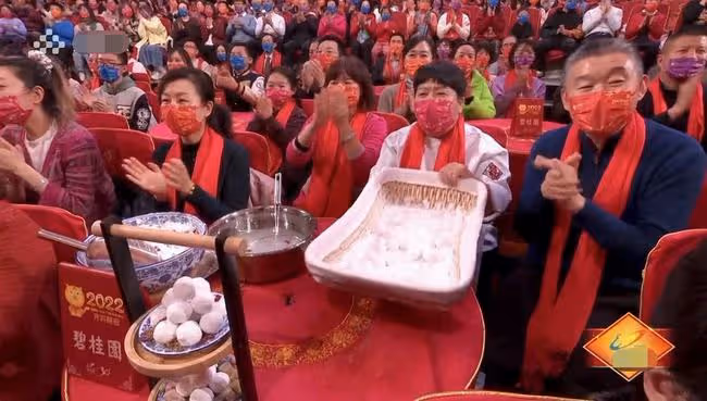 央視元宵晚會6大看點!馬凡舒口紅色號火了,金晨毛曉彤同台比美