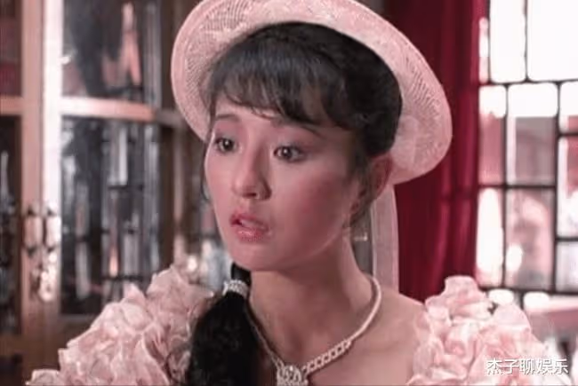 退圈後嫁豪門，被曝出軌乾兒子的她，56歲仍未婚