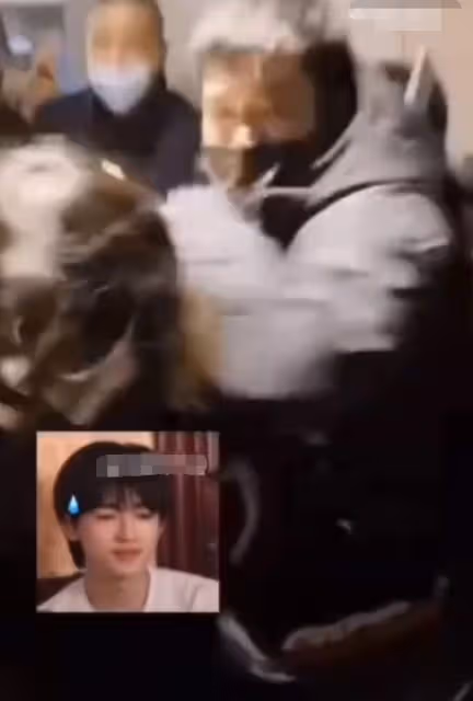 太可怕!宋亞軒遭私生圍堵疑發生踩踏事件,助理抱摔多名粉絲開路