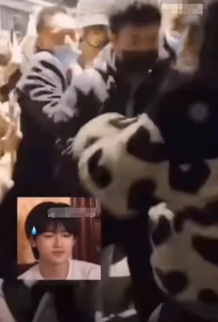 太可怕!宋亞軒遭私生圍堵疑發生踩踏事件,助理抱摔多名粉絲開路
