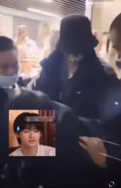 太可怕!宋亞軒遭私生圍堵疑發生踩踏事件,助理抱摔多名粉絲開路