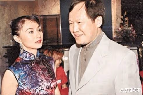 退圈後嫁豪門，被曝出軌乾兒子的她，56歲仍未婚