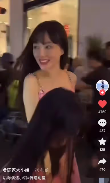 李小璐帶甜馨游三亞引圍觀！穿弔帶裙白到發光，傲人身材一覽無餘