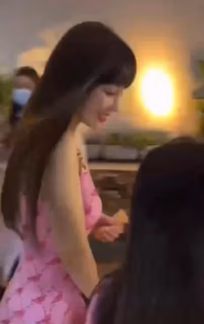 李小璐帶甜馨游三亞引圍觀！穿弔帶裙白到發光，傲人身材一覽無餘