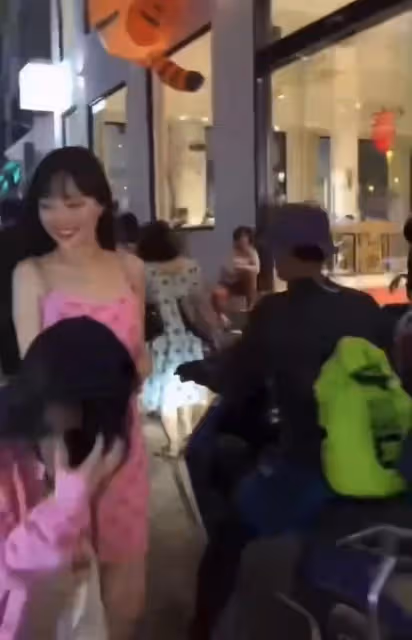 李小璐帶甜馨游三亞引圍觀！穿弔帶裙白到發光，傲人身材一覽無餘