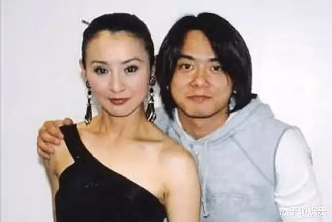 退圈後嫁豪門，被曝出軌乾兒子的她，56歲仍未婚