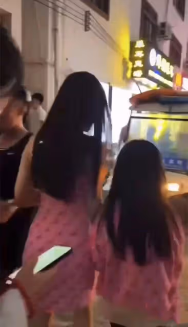 李小璐帶甜馨游三亞引圍觀！穿弔帶裙白到發光，傲人身材一覽無餘
