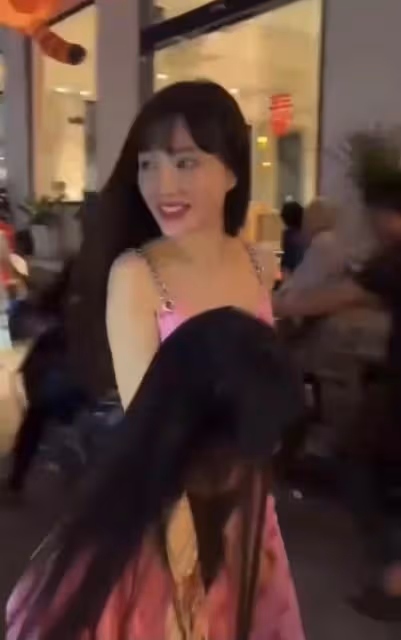 李小璐帶甜馨游三亞引圍觀！穿弔帶裙白到發光，傲人身材一覽無餘