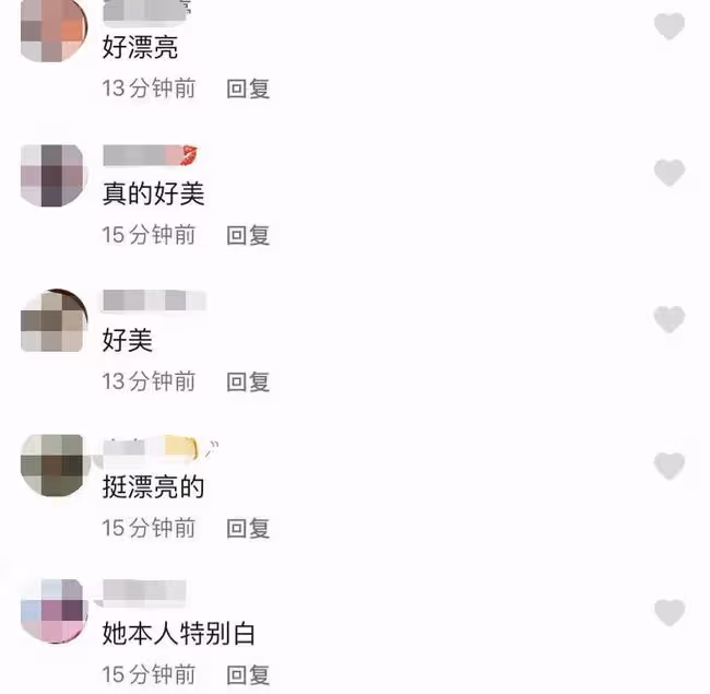 李小璐帶甜馨游三亞引圍觀！穿弔帶裙白到發光，傲人身材一覽無餘