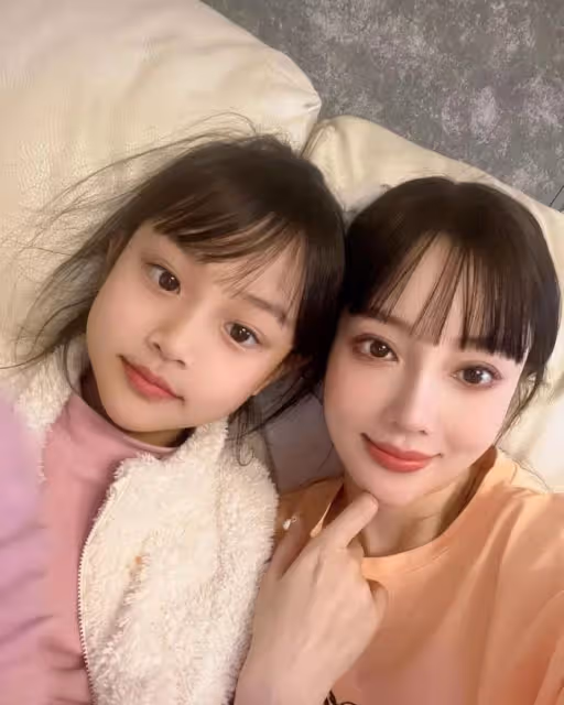李小璐帶甜馨游三亞引圍觀!穿弔帶裙白到發光,傲人身材一覽無餘