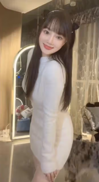 李小璐帶甜馨游三亞引圍觀!穿弔帶裙白到發光,傲人身材一覽無餘