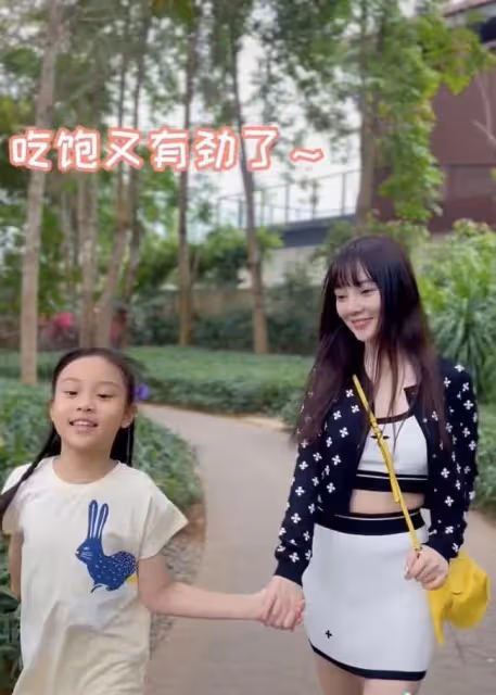李小璐帶甜馨游三亞引圍觀!穿弔帶裙白到發光,傲人身材一覽無餘