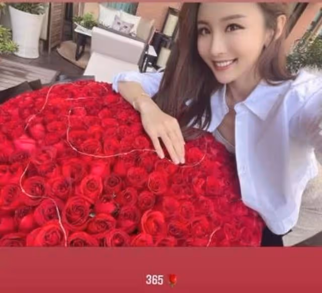 關楚耀情人節送20萬現金,空姐女友:任何玫瑰花都不及任你隨便花