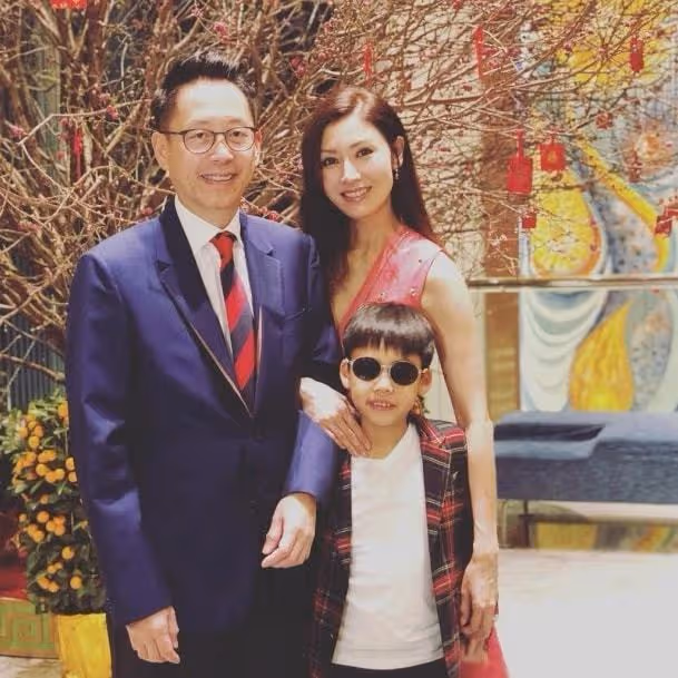 富人家的孩子也能早當家？李嘉欣兒子才10歲就開始做生意了