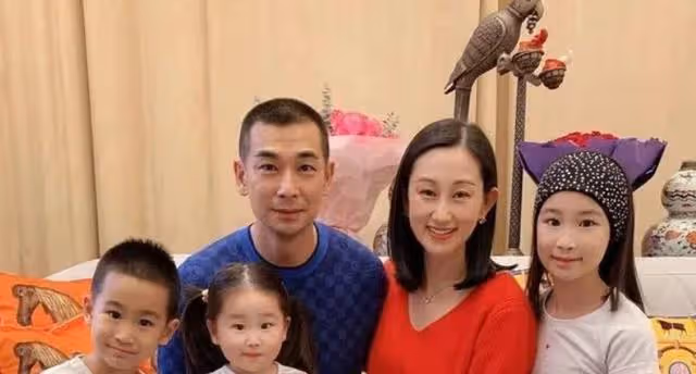 49歲趙文卓慶祝情人節,送妻子鮮花和蛋糕!合照比心超甜蜜