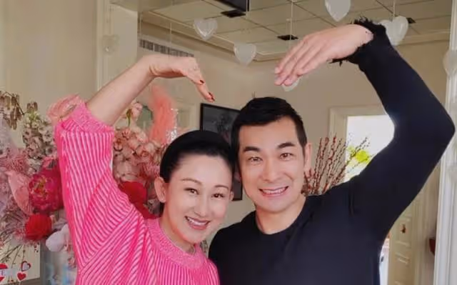 49歲趙文卓慶祝情人節,送妻子鮮花和蛋糕!合照比心超甜蜜