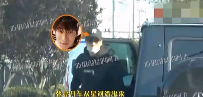 張亮帶前妻和兒女一同回家，14歲兒子身高出眾，一家四口美滿團聚