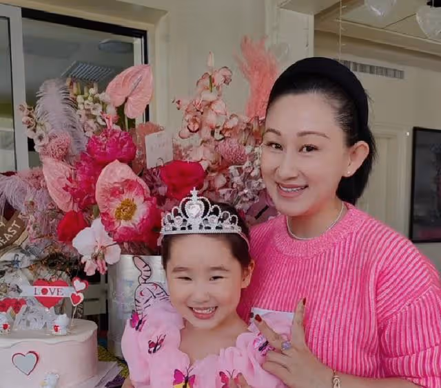 49歲趙文卓慶祝情人節,送妻子鮮花和蛋糕!合照比心超甜蜜