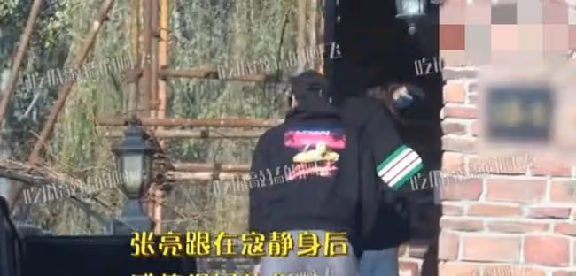 張亮帶前妻和兒女一同回家，14歲兒子身高出眾，一家四口美滿團聚