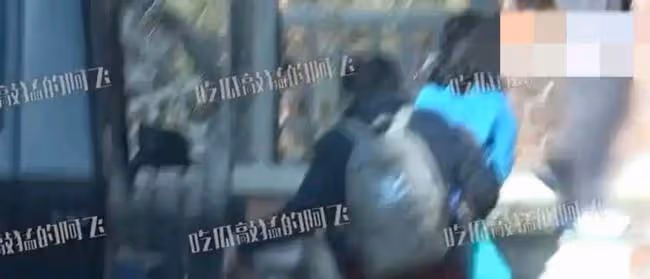 張亮帶前妻和兒女一同回家，14歲兒子身高出眾，一家四口美滿團聚