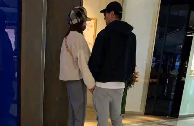 張亮帶前妻和兒女一同回家，14歲兒子身高出眾，一家四口美滿團聚